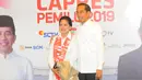 Capres 01 Joko Widodo atau Jokowi beserta istri Iriana Jokowi berfoto di lokasi debat keempat Pilpres 2019 di Hotel Shangri-La, Jakarta, Sabtu (30/3). Debat dimoderatori Retno Pinasti dan Zulfikar Naghi. (Liputan6.com/AnggaYuniar)