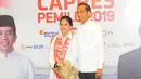 Capres 01 Joko Widodo atau Jokowi beserta istri Iriana Jokowi berfoto di lokasi debat keempat Pilpres 2019 di Hotel Shangri-La, Jakarta, Sabtu (30/3). Debat dimoderatori Retno Pinasti dan Zulfikar Naghi. (Liputan6.com/AnggaYuniar)