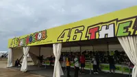 Booth penjualan merchandise resmi Valentino Rossi hadir di fan zone MotoGP Mandalika 2022 di Sirkuit Mandalika, Lombok, Nusa Tenggara Barat. (foto: Liputan6.com/Thomas)