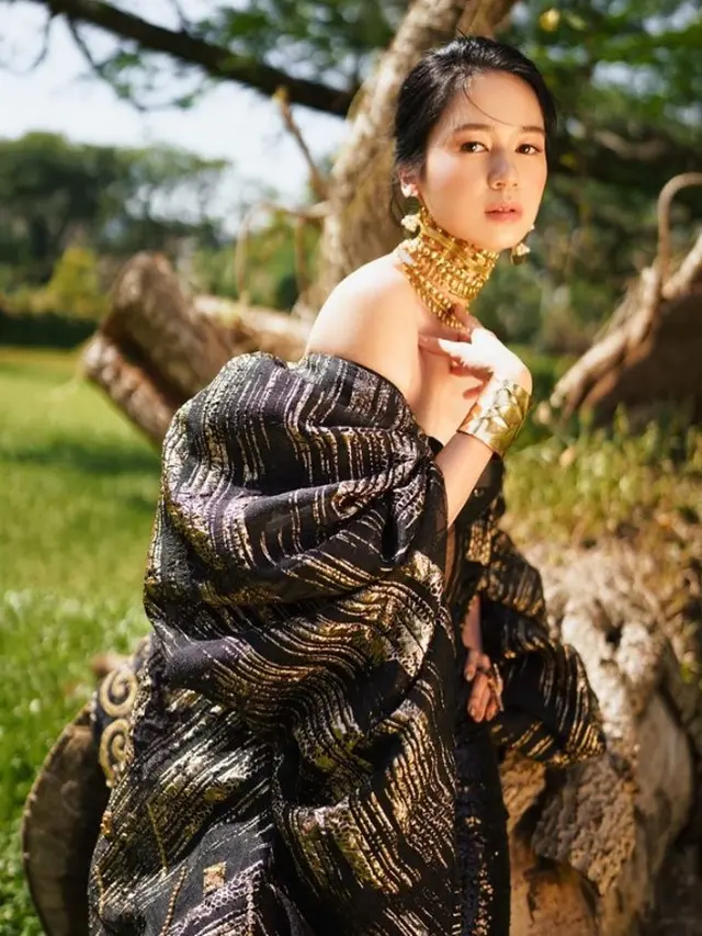 Laura Basuki dengan busana nuansa wastra nusantara (Instagram/laurabas)