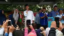 Ia juga melibatkan sang istri dalam 'blusukan', menurut musisi senior Ahmad Dhani, keterlibatan Mulan dalam beberapa kegiatannya, merupakan permintaan yang tidak dapat di tolaknya. (Instagram/ahmaddhaniprast)