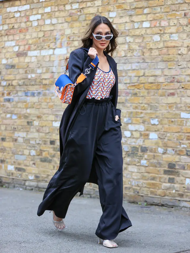 Potret Luna Maya Tampil GlPotret Luna Maya Tampil Glamor Retro di London dalam Balutan Michael Kors, Tenteng Tas di Bawah Rp10jutaanamor di London dalam Balutan Michael Kors, Tenteng Tas di Bawah Rp10jutaan