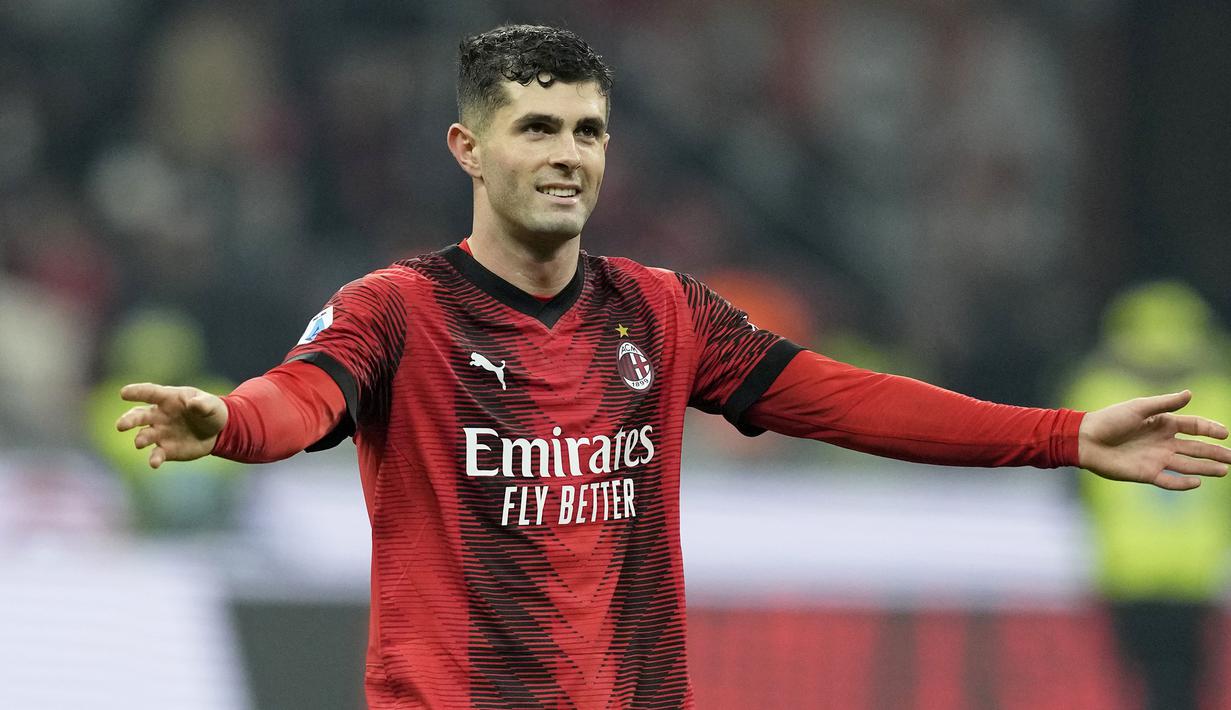 Striker AC Milan, Christian Pulisic merayakan kemenangan 1-0 atas Sassuolo setelah berakhirnya laga pekan ke-18 Serie A Liga Italia 2023/2024 di San Siro Stadium, Milan, Sabtu (30/12/2023) malam waktu setempat. (AP Photo/Antonio Calanni)