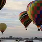 Pemandangan balon udara yang mengangkasa selama Festival Balon Internasional XVIII di Leon, Meksiko pada 18 November 2018. Sekitar 200 balon udara dari 23 negara terbang di atas bendungan Palote. (Photo by MARIO ARMAS / AFP)