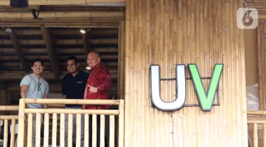 Property Owner Urbanview Ta-ke Blok M Raditya Bagus Prakosa, Head of Multibrands RedDoorz Adil Mubarak dan Kementerian Parekraf Henky Manurung berbincang di sela-sela peluncuran Urbanview Hotels di Jakarta (29/3/2022). (Liputan6.com)