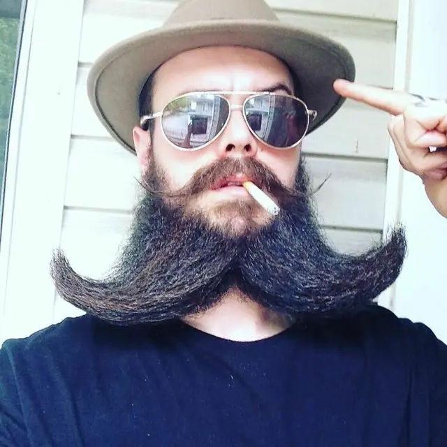 7 Potret Gaya Pria dengan Kumis Ganda Ini Bikin Ngakak