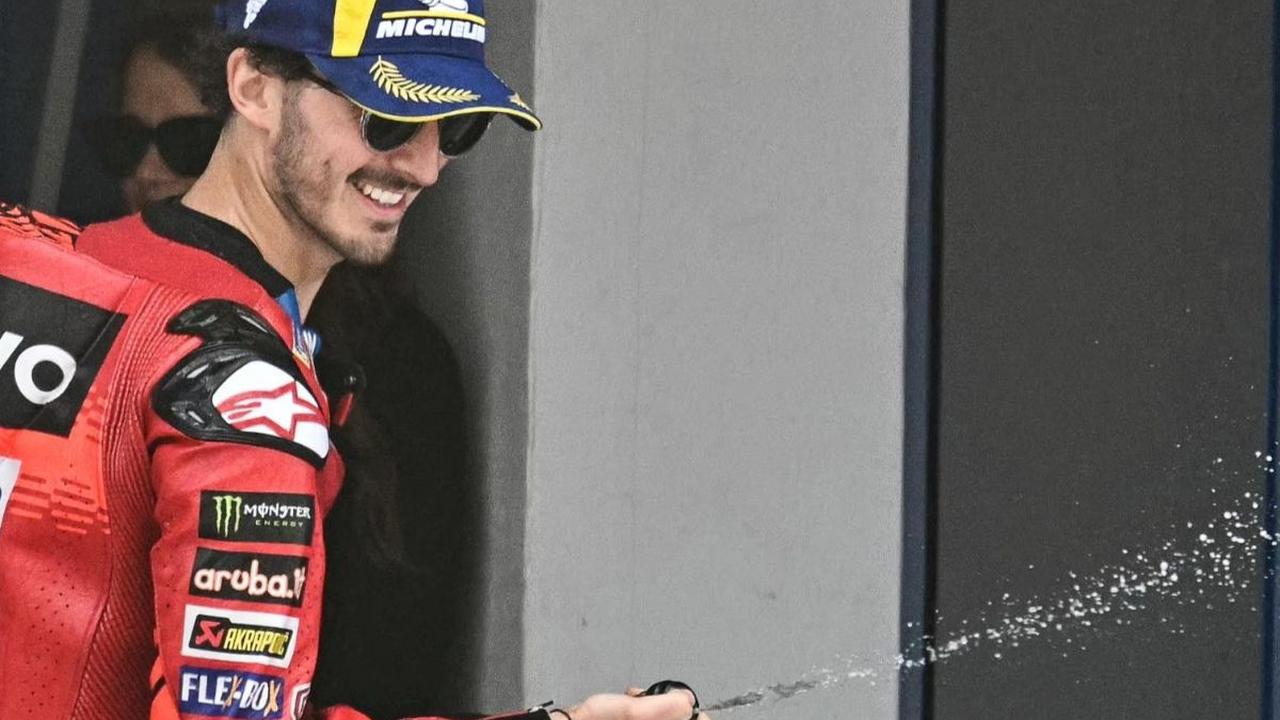 Namun sayang, Jorge Martin yang saat itu berada di posisi terdepan melakukan kesalahan dan terjatuh di lap 11 sehingga membuat Bagnaia memimpin balapan hingga finis. Foto: JORGE GUERRERO / AFP