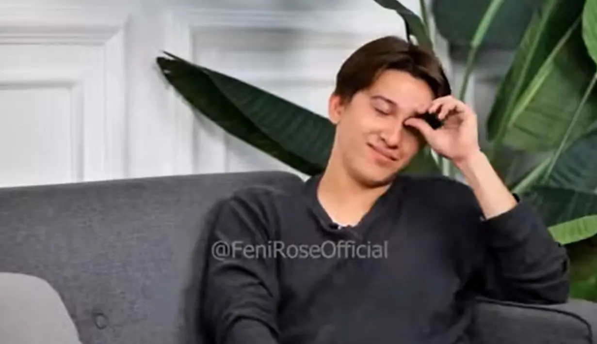 "Kemarin anak sampai muntah-muntah, tapi pengin bawa ke rumah sakit rasanya berat banget karena enggak ada duit," ujar Sidik seperti dilansir dari YouTube Feni Rose Official.  [Youtube/Feni Rose Official]