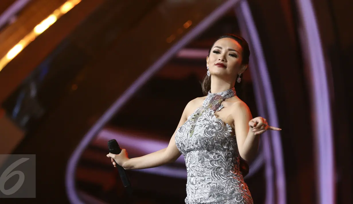 Zaskia Gotik saat tampil di Konser Raya 22 Tahun Indosiar, Jakarta, Rabu (11/1). Perayaan HUT Indosiar ke-22 ini dimeriahkan oleh artis-artis papan atas Indonesia. (Liputan6.com/Herman Zakharia)