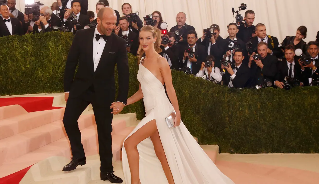 Aktor Jason Statham bersama sang kekasih, Rosie Huntington - Whiteley tiba bersamaan di ajang Met Gala bertemakan 'Manus x Machina: Fashion In An Age of Technology' yang digelar di Metropolitan Museum of Art, New York, Senin (2/5). (REUTERS/Lucas Jackson)