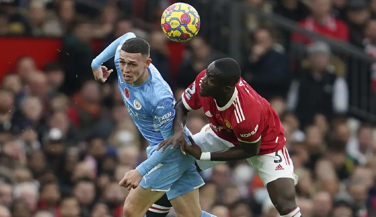 Eric Bailly. Gagal meneruskan tren permainan bagusnya saat menghadapi Atalanta. Di samping membuat gol bunuh diri yang mempengaruhi mental para rekannya, ia juga beberapa kali kesulitan mengantisipasi pergerakan pemain depan Manchester City. Layak diberi nilai 3. (AP/Jon Super)