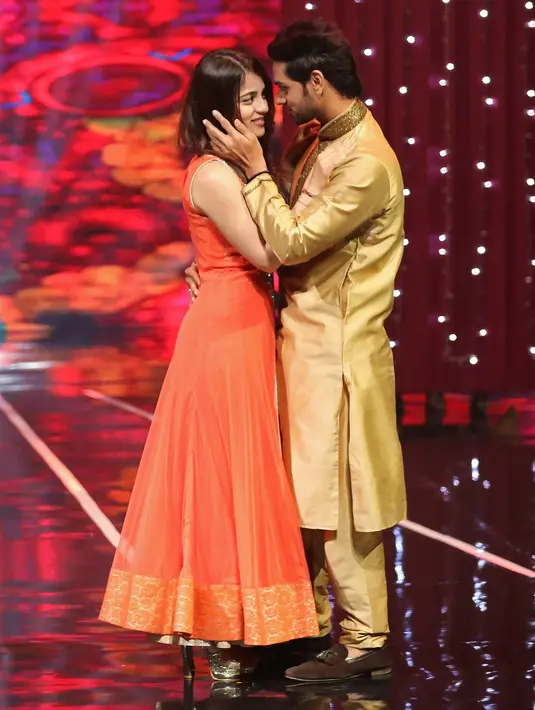 Selain Sakti dan Radhika, pada acara untuk menyambut penayangan perdana mega sinetron terbaru Cinta di Pangkuan Himalaya itu juga dihibur pemeran lainnya. Mrunal Jain dan Ankit Bathla menarikan Chaiya Chaiya. (Bambang E. Ros/Bintang.com)