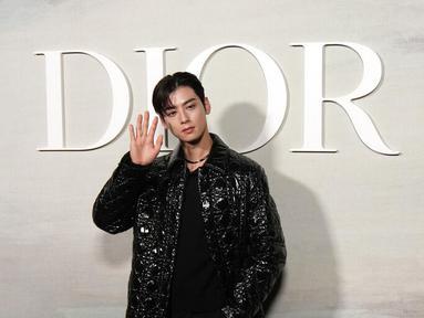 Cha Eun Woo dalam fashion show Dior di Paris. (AP Photo/Francois Mori)