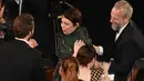Reaksi Olivia Colman sesaat setelah namanya diumumkan menerima penghargaan perhelatan Oscar 2019 di Dolby Theatre,  Minggu (24/2). Olivia Colman meraih piala Oscar 2019 sebagai Aktris Pemeran Utama Terbaik di film The Favourite. (VALERIE MACON / AFP)