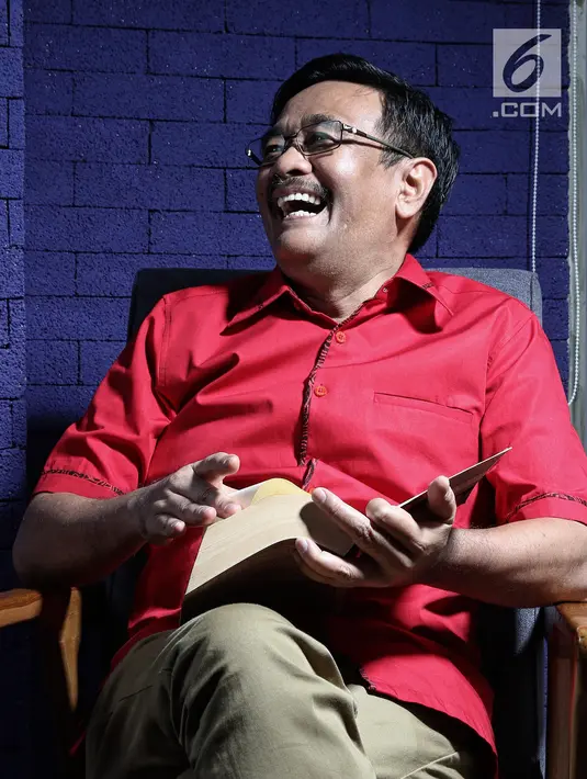 Pembina Bara Baja Djarot Saiful Hidayat berpose saat pemotretan di kantor KLY, Jakarta, Rabu (19/9). Sebelum berkecimpung sebagai aktivis politik, Djarot merupakan sebagai dosen di Universitas 17 Agustus 1945, Surabaya.  (Liputan6.com/Herman Zakharia)