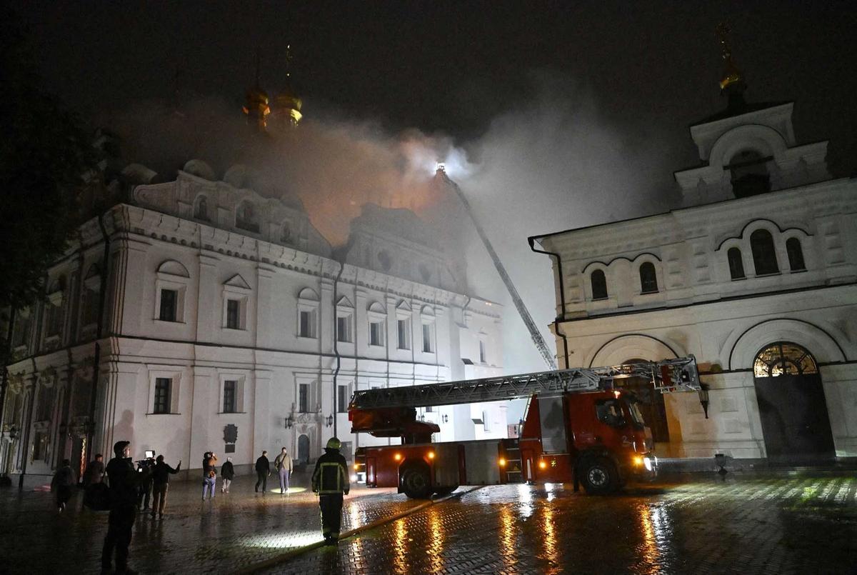 FOTO: Rudal Rusia Hantam Katedral Bersejarah di Kyiv Puluhan Warga Terluka