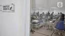 Petugas menyiapkan perlengkapan ruang isolasi Rumah Sakit Darurat Penanganan COVID-19 di Wisma Atlet, Kemayoran, Jakarta, Minggu (22/3/2019). RS Darurat Penanganan COVID-19 dilengkapi dengan ruang isolasi, laboratorium, radiologi, dan ICU. (merdeka.com/Iqbal S. Nugroho)