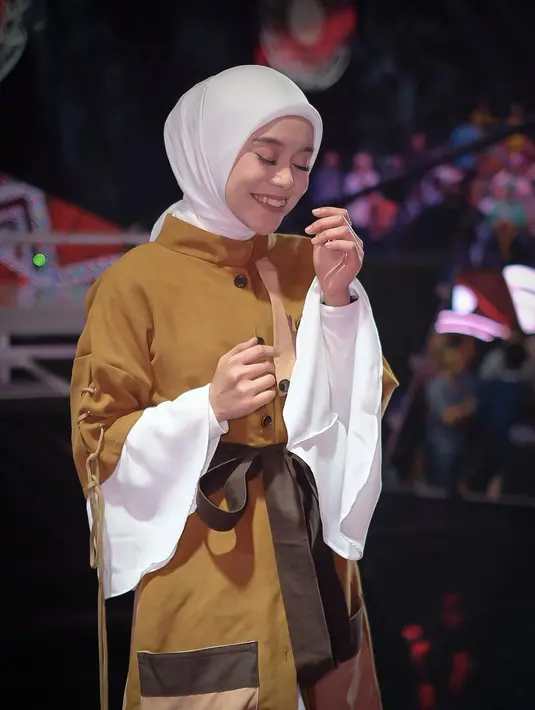 Tampil memesona dengan busana rancangan Junda Taqiya, potret lawas ini diunggah Lesti Kejora pada Maret 2020. Ia melantun lagu “Aku Dilahirkan Untuk Siapa.” Bersama foto ini, Lesti Kejora menulis doa, “Tuhan berikan aku pendamping yang menerimaku apa adanya, sayang, tulus, karna aku hanya ingin bahagia.” Tahun berikutnya, ia dinikahi Rizky Billar. Kini, ia jadi korban KDRT. (Foto: Dok. Instagram @lestykejora)