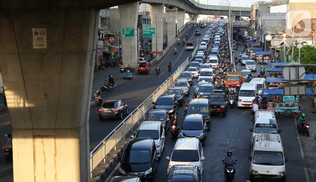 Pengendara terjebak kepadatan arus lalu lintas di Jalan Ciledug Raya, Jakarta, Jumat (15/5/2020). Dinas Tenaga Kerja, Transmigrasi dan Energi DKI Jakarta mencatat ada 1.100 perusahaan atau kantor di Jakarta melanggar aturan Pembatasan Sosial Berskala Besar (PSBB). (Liputan6.com/Helmi Fithriansyah)