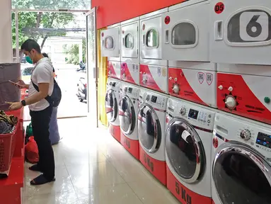 Aktivitas salah satu gerai jasa layanan laundry di kawasan Kemang, Jakarta, Rabu (25/11/2020). Sejak tiga bulan terakhir omset mereka kembali membaik dan mengalami peningkatan sebesar 20 hingga 30 persen. (Liputan6.com/Herman Zakharia)