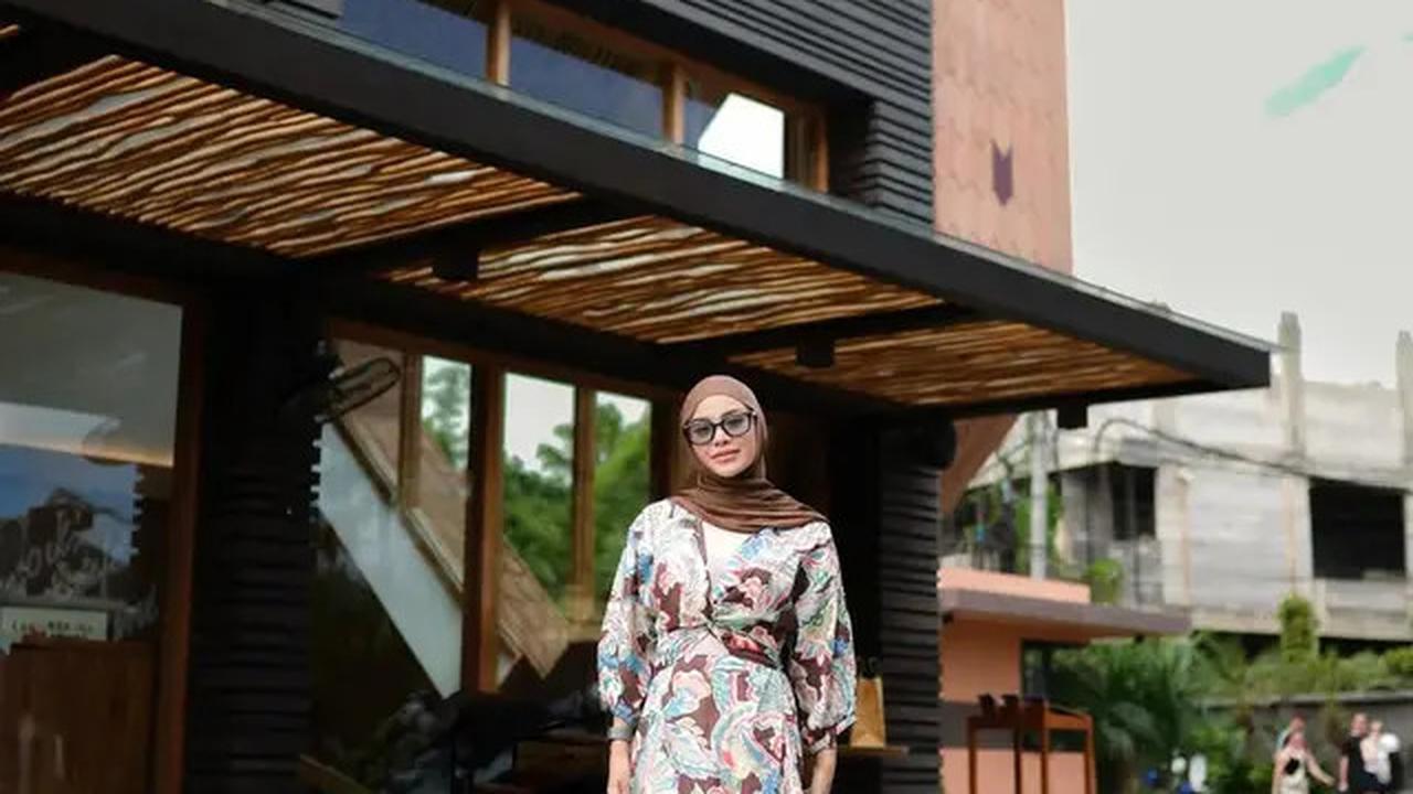 Gaya Aurel Hermansyah Terbaru saat Nongkrong di Kafe Bali, Anggun dengan Dress Flowy dan Tas Putih