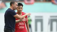 Pelatih Persija Jakarta, Thomas Jens Uwe Doll (kiri) memberikan instruksi kepada Witan Sulaiman dalam pertandingan lanjutan pekan ke-25 BRI Liga 1 2022/2023 melawan Bhayangkara FC yang berlangsung di Stadion Wibawa Mukti, Cikarang, Jawa Barat, Kamis (16/2/2023). (Bola.com/Ikhwan Yanuar)