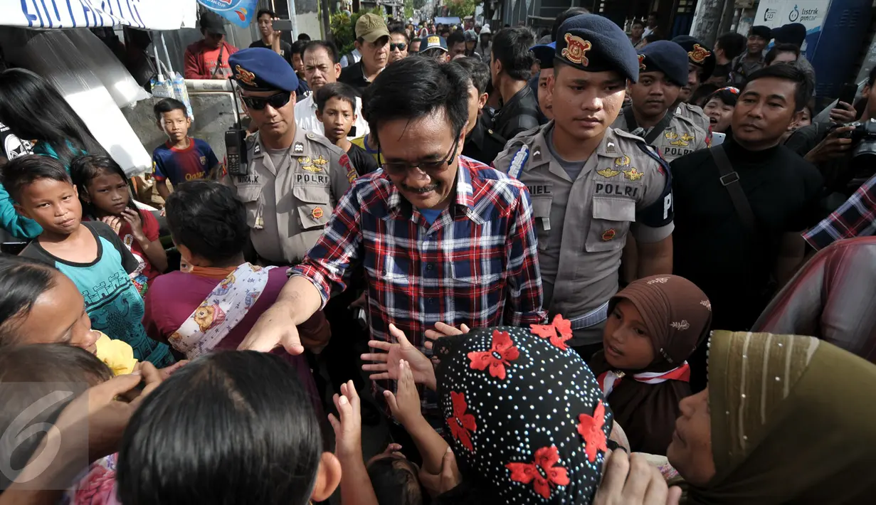 Cawagub DKI Jakarta, Djarot Saiful Hidayat saat melakukan blusukan di Tegal Alur, Jakarta, Rabu (7/12). Dalam blusukannya Djarot berjanji akan segera memasukkan pelayanan air perpipaan di permukiman warga Tegal Alur. (Liputan6.com/Yoppy Renato)