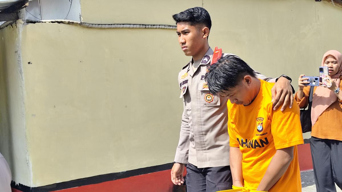 Tersangka kasus pengeroyokan inisial MI saat menyerahkan diri ke Polsek Tapalang. (merdeka.com/Istimewa)