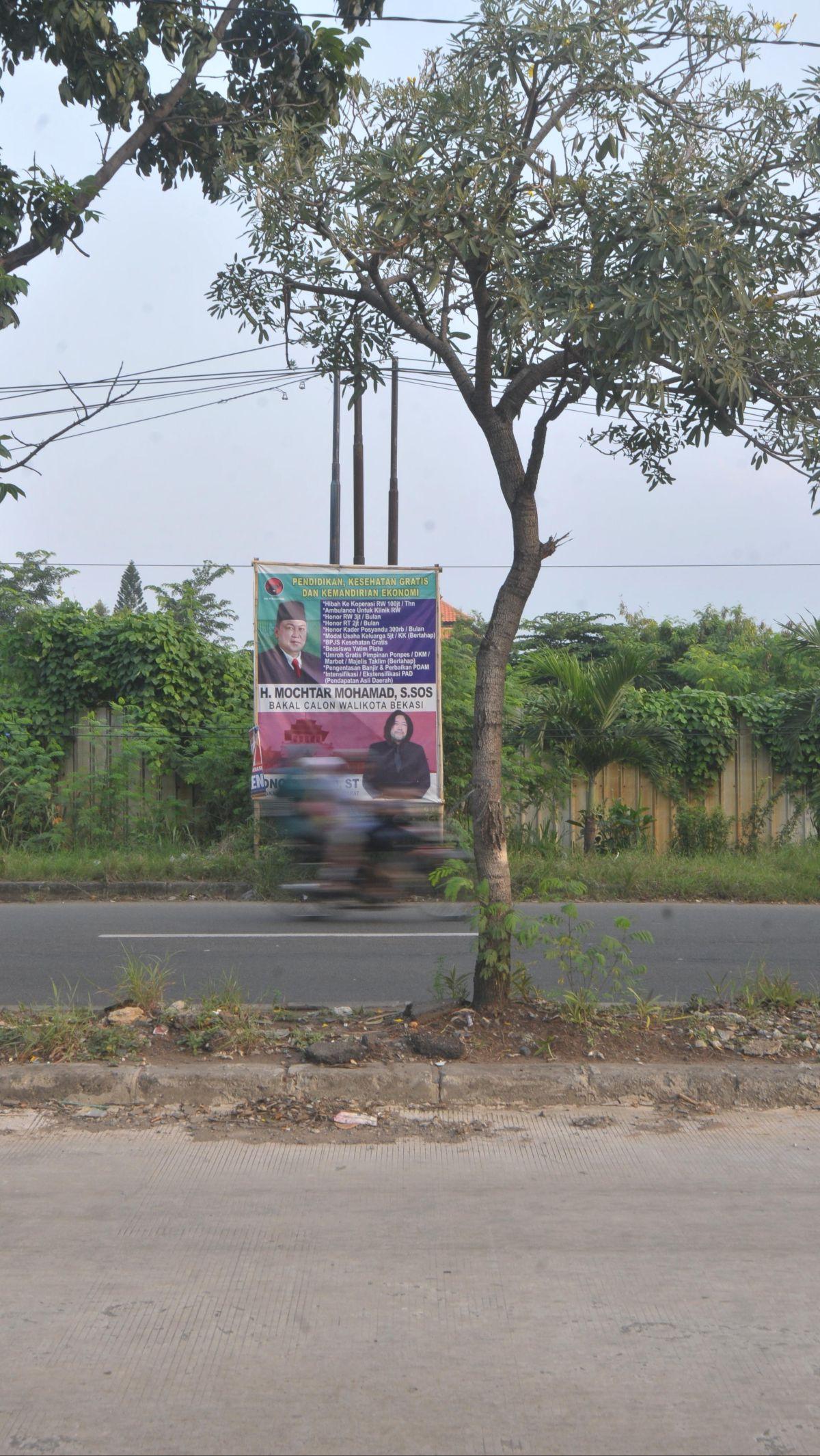 Berbagai alat peraga kampanye pilkada ini bermunculan dengan beragam ukuran, mulai dari poster, baliho sedang hingga baliho besar, dan papan reklame.&nbsp;Merdeka.com/Imam Buhori<br>