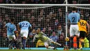 Pemain Manchester City Gabriel Jesus mencetak gol ke gawang Wolverhampton Wanderers dalam pekan ke-22 Premier League di Stadion Etihad, Manchester, Senin (14/1). City menang 3-0 dan duduk di posisi 2 klasemen membayangi Liverpool. (AP Photo/Dave Thompson)