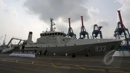 Kapal survei milik TNI AL, KRI Rigel 933 tiba di Dermaga JICT II, Pelabuhan Tanjung Priok, Jakarta, Jumat (15/5/2015). Kapal survei TNI AL ini ‎tiba dari Prancis setelah menempuh perjalanan hampir dua bulan. (Liputan6.com/Faizal Fanani)