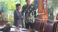 Agus Harimurti Yudhoyono sambangi BJ Habibie do kediamannya, Kuningan, Jakarta Selatan, Minggu (29/2/2017) (Liputan6.com/Muhammad Radityo)