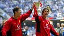 Trofi pertama. Cristiano Ronaldo meraih trofi pertamanya bersama Manchester United saat memenangi final Piala FA 2003/2004 dengan mengalahkan Millwall 3-0. Cristiano Ronaldo menjadi pencetak gol pertama dalam final yang digelar di Wembley, 22 Mei 2004. (Foto: AFP/Pool/Jim Watson)