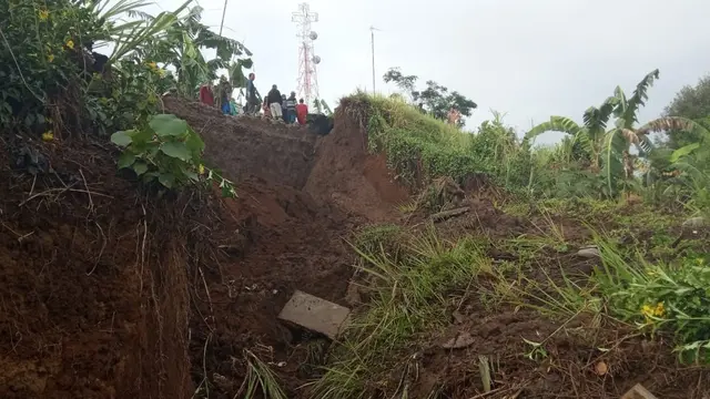 Tanggul irigasi jebol di Tamansari, Parakancanggah, Banjarnegara, Jawa Tengah menimbun dua rumah, menewaskan seorang warga dan melukai dua orang lainnya. (Liputan6.com/RAPI BNA/Muhamad Ridlo)