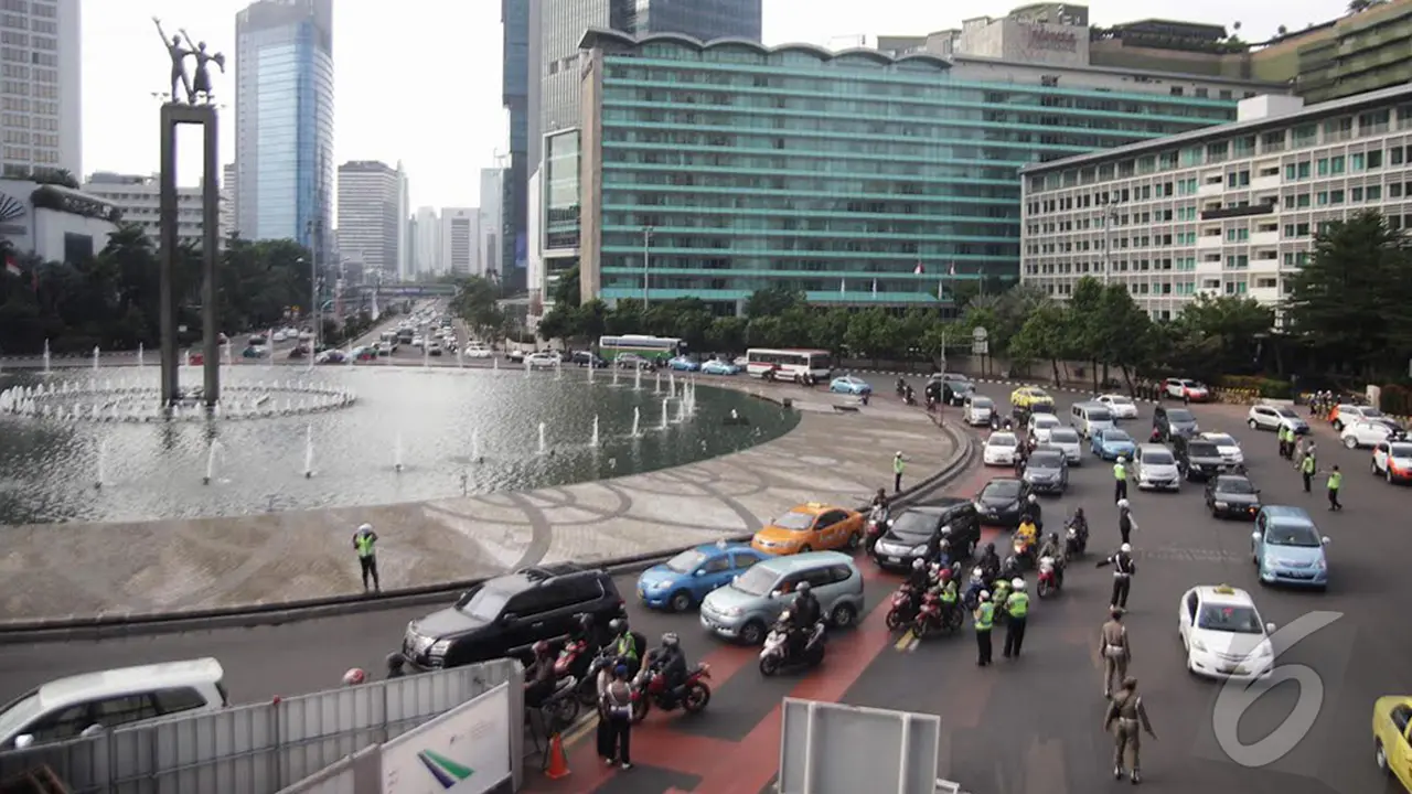 Uji Coba Larangan Sepeda Motor Lintasi Bundaran HI