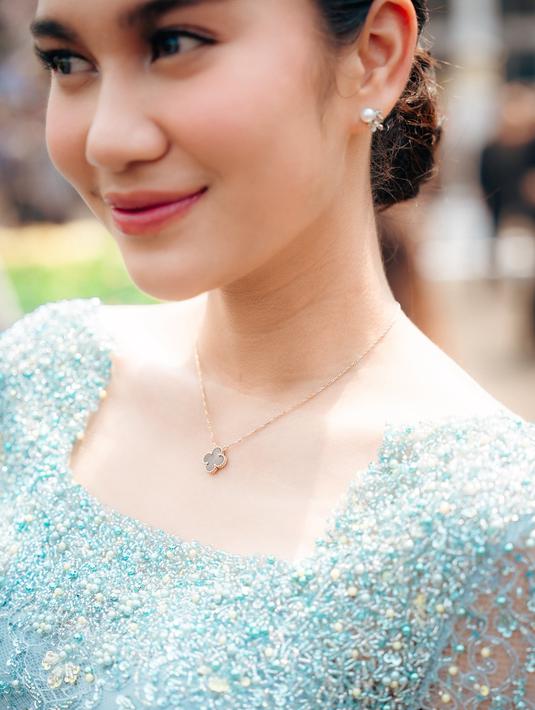 Agar penampilannya makin cantik, Azizah Salsha memakai kalung bentuk bunga dan anting mutiara yang simpel. Perhiasan tersebut tentunya selaras dengan kebaya yang dikenakannya. Ramai dihujat netizen karena sederet masalahnya akhir-akhir ini, anak Andre Rosiade ini memutuskan untuk mematikan kolom komentarnya unggahannya dan tidak menanggapi apapun. (Liputan6.com/IG/@azizahsalsha_)