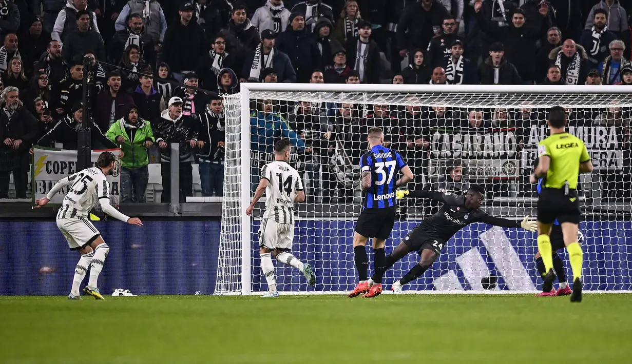 Juventus membuka keunggulan di menit ke-52 lewat gol Adrien Rabiot. Ia sukses mengkonversi umpan silang mendatar Filip Kostic. (AP/LaPresse/Fabio Ferrari)