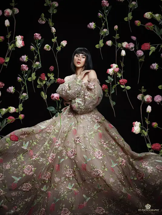 Pesona Felicya Angelista sebagai baby doll terlihat megah kenakan ballgown tulle bermotif floral [@fdphotography90]