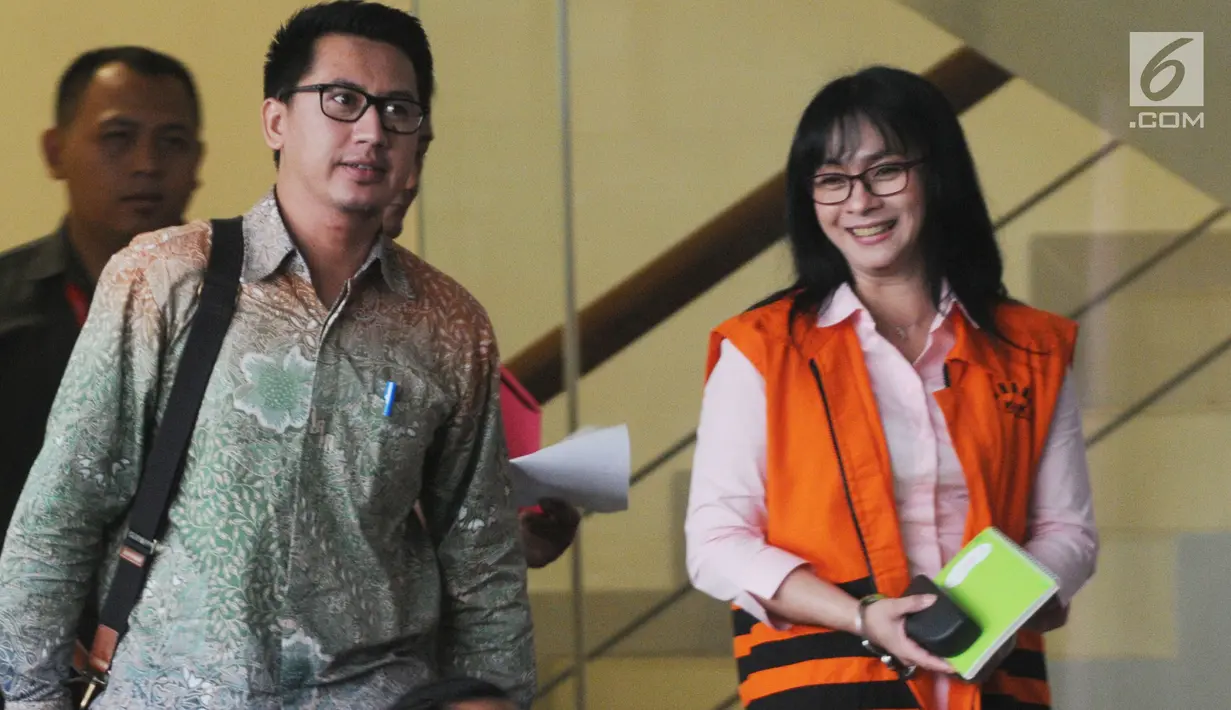 Bupati Kepulauan Talaud, Sulawesi Utara nonaktif Sri Wahyumi Maria Manalip tersenyum usai menjalani pemeriksaan di Gedung KPK, Jakarta, Selasa (27/8/2019). Sri Wahyumi diperiksa sebagai tersangka untuk melengkapi berkas P21. (merdeka.com/Dwi Narwoko)