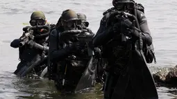 Anggota baru Navy Seals Filipina muncul ke permukaan air saat melakukan latihan di Markas Angkatan Laut di Sangley Point, Cavite, Manila, (26/9/2014). (REUTERS/Romeo Ranoco)