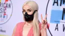 Penyanyi muda, Poppy menghadiri ajang penghargaan American Music Awards 2018 di Microsoft Theater, Los Angeles, Selasa (9/10). Ada yang unik dari penampilan pemilik tembang Bubblebath tersebut. (Photo by Jordan Strauss/Invision/AP)