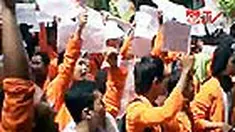 Ratusan mahasiswa Universitas Ahmad Dahlan, Yogyakarta, berunjuk rasa memprotes kebijakan kampus yang melarang mahasiswa mengikuti ujian jika tidak memenuhi syarat absensi. 