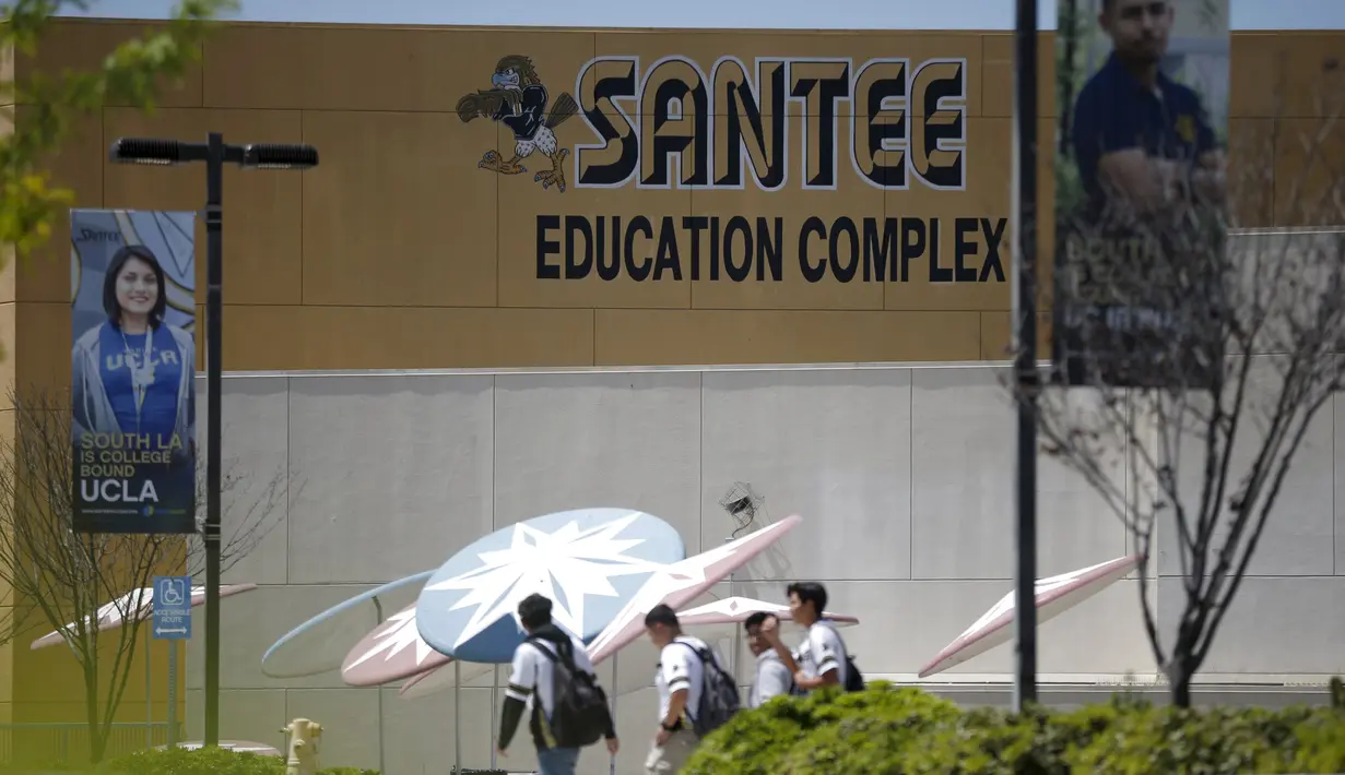 Sejumlah siswa berjalan di Santee High School, Los Angeles, California, AS, Senin (18/4). Toilet disediakan sebagai langkah mendukung dan menampung siswa transgender. (REUTERS/Lucy Nicholson)