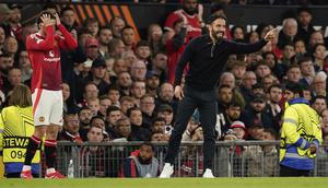 Pelatih Manchester United, Ruben Amorim, memberi isyarat di samping Mason Mount saat pertandingan semifinal leg kedua Liga Europa antara Manchester United dan Athletic Bilbao, Kamis, 8 Mei 2025. (AP Photo/Dave Thompson)