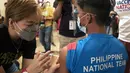 Seorang atlet menerima suntikan vaksin COVID-19 di Manila, Jumat (28/5/2021). Beberapa atlet Filipina, pelatih dan delegasi lainnya menjalani vaksinasi untuk persiapan perjalanan mereka ke Olimpiade Tokyo dan ajang Southeast Asian (SEA) Games tahun ini di Vietnam. (AP Photo/Aaron Favila)
