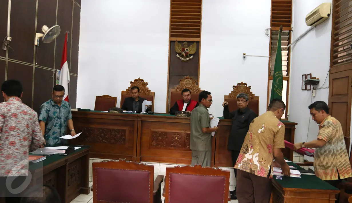 Suasana usai menunjukkan bukti ke hakim di ruang sidang 5 Pengadilan Negeri Jakarta Selatan, Selasa (22/9/2015). PT VSI menyatakan penggeledahan yang dilakukan Kejagung adalah tindakan salah alamat. (Liputan6.com/Herman Zakharia)