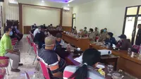 Pemerintah Kabupaten Blora menggelar rapat audiensi penanganan usaha yang terdampak virus corona (Covid-19). (Liputan6.com/ Ahmad Adirin)