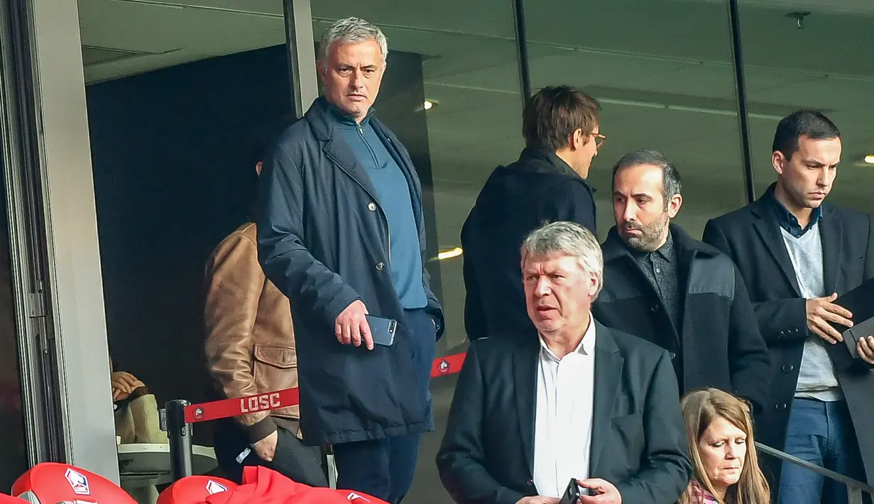 Mantan pelatih Manchester United Jose Mourinho tiba untuk menyaksikan pertandingan Ligue 1 antara Lille melawan Montpellier di Stadion Pierre Mauroy, Villeneuve-d'Ascq, Prancis, Minggu (17/2). (Philippe HUGUEN/AFP)