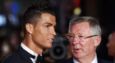 Penyerang Real Madrid, Cristiano Ronaldo berbincang dengan pelatih lamanya waktu berseragam Manchester United Sir Alex Ferguson saat pemutaran film perdana 'Ronaldo' di Leicester Square, London, Inggris (9/11). (dailymail.co.uk)