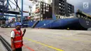 Pekeja memantau bongkar muat peti kemas di Pelabuhan Tanjung Priok, Jakarta, Selasa (19/3). IPC akan meningkatkan pelayanan kepada pengguna jasa melalui perbaikan infrastruktur dan suprastruktur serta digitalisasi pelabuhan. (Liputan6.com/Johan Tallo)